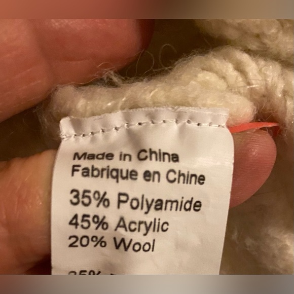 Lyla + Luxe small cable knit sweater - Picture 5 of 7